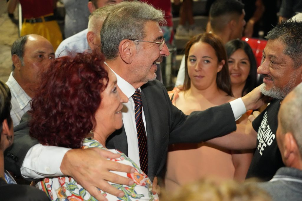 ricardo-mansur-junto-a-vecinos-de-rivadavia