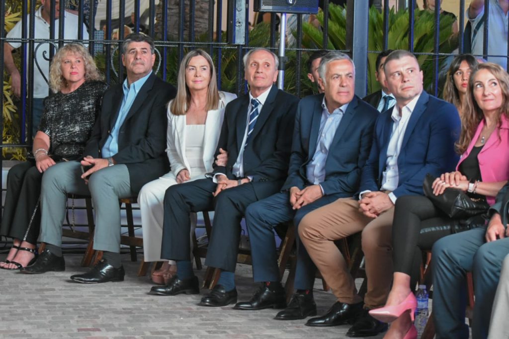 cornejo-y-funcionarios-acompañando-a-rufeil