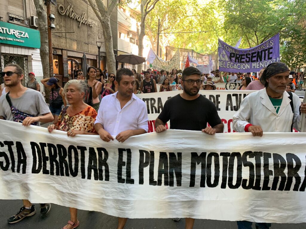 movilizacion-en-mendoza-contra-la-ley-omnibus